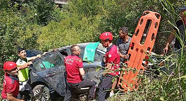 Bozüyük'te şarampole devrilen otomobildeki 3 kişi yaralandı