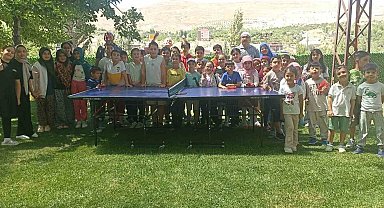 Bu camide çocuklar güle oynaya Kur'an öğreniyor