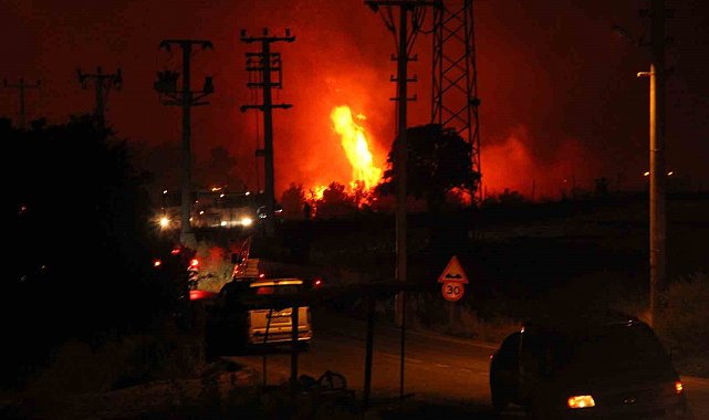 Buca'daki orman yangını yerleşim yerine ulaştı, vatandaşlar alevlere hortumlarla direndi