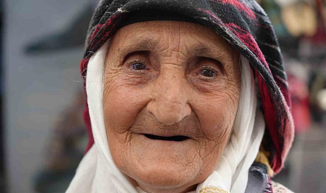 Buğday Meydanının 98 yaşındaki ninesi çorap satarak aile bütçesine katkıda bulunuyor