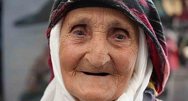 Buğday Meydanının 98 yaşındaki ninesi çorap satarak aile bütçesine katkıda bulunuyor