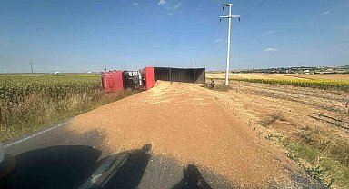 Buğday yüklü kamyon devrildi, sürücü yaralandı