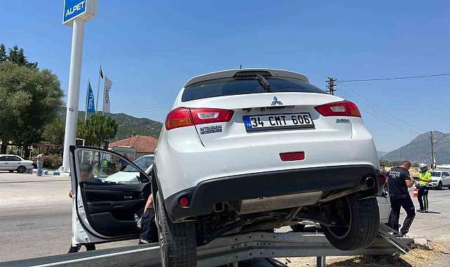 Burdur-Antalya Karayolu'nda iki otomobil çarpıştı: 2'si çocuk 5 yaralı