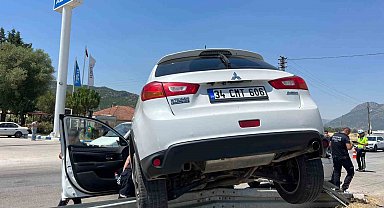 Burdur-Antalya Karayolu'nda iki otomobil çarpıştı: 2'si çocuk 5 yaralı
