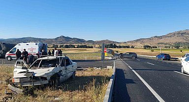 Burdur-Fethiye yolunda 2 otomobil çarpıştı: 2 yaralı