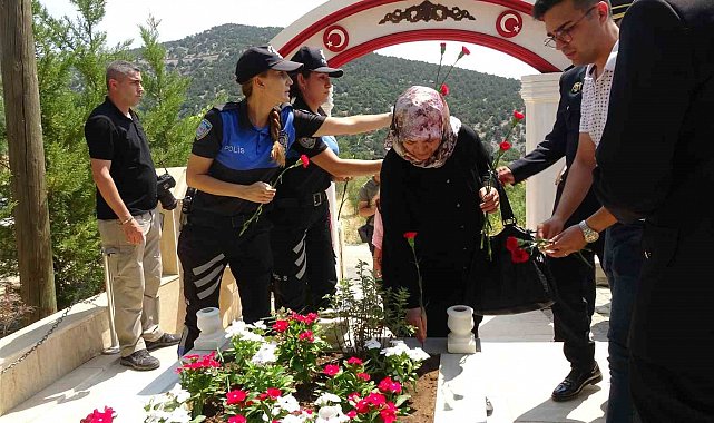 Burdur'da 15 Temmuz şehidi ve terörle mücadele şehidi mezarı başında anıldı
