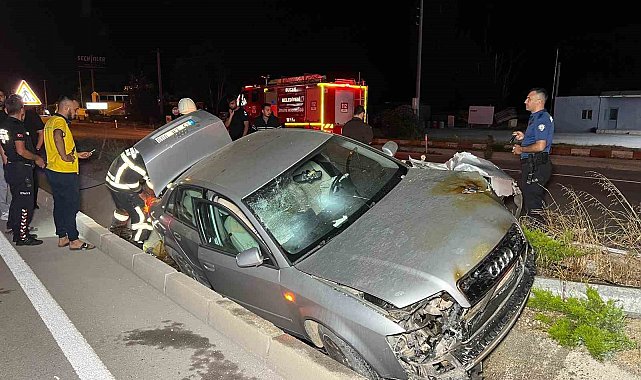 Burdur'da aydınlatma direğine çarpan otomobil alev aldı: 2 yaralı