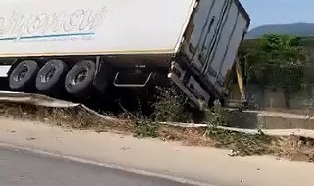 Bursa'da kontrolden çıkan tır devrildi