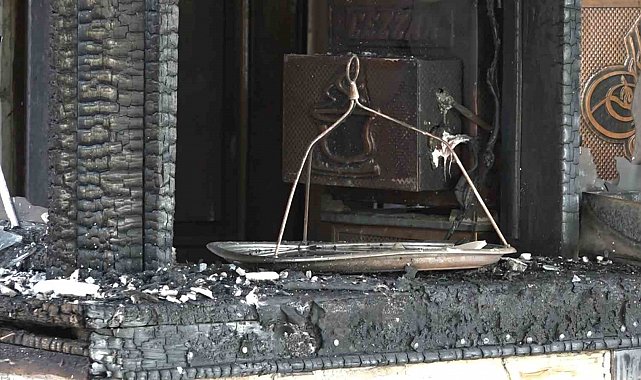 Bursa'da tarihi çay bahçesi alevlere teslim oldu