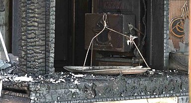 Bursa'da tarihi çay bahçesi alevlere teslim oldu