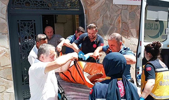 Camide sızan adamı cemaat uyandıramadı, ambulansla hastaneye kaldırıldı