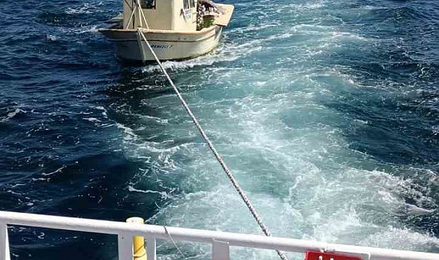 Çanakkale Boğazı'nda makine arızası yaparak sürüklenen tekne kurtarıldı