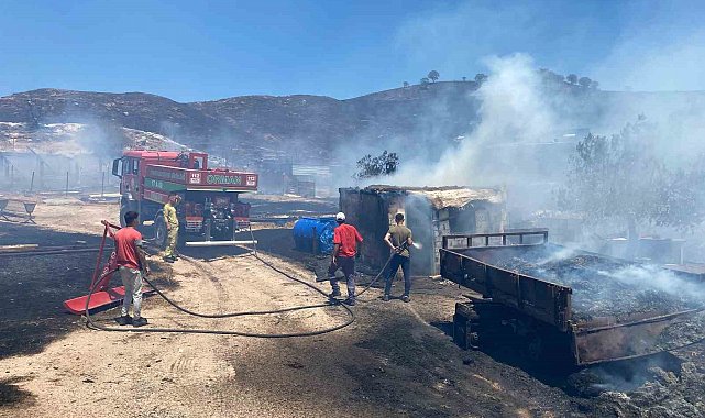Çanakkale'de makilik alanda çıkan yangında ahır, ağıl ve traktör römorkları yandı