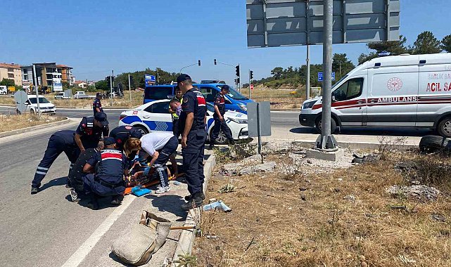 Çanakkale'de otomobil motosiklete çarpıp takla attı: 1'i ağır 2 yaralı