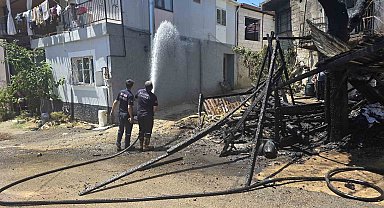 Çardak yangını mahalleliyi korkuttu