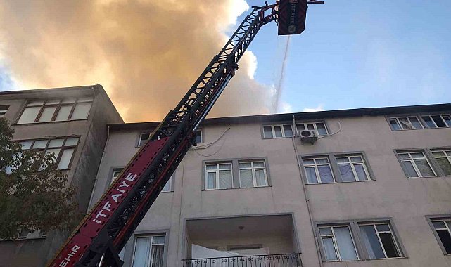 Çatı katını alevler sardı: Mahsur kalan 2 kişi kurtarıldı