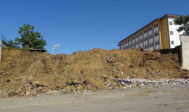 Çatlaklar oluşan lisenin bahçe duvarı yıkıldı
