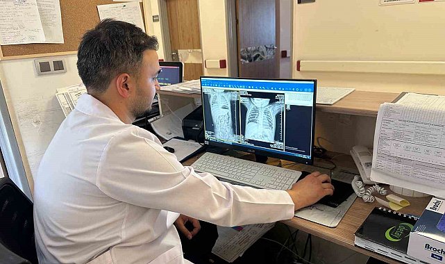 Çekirdek kabukları yutması sonucu nefessiz kalan bebek yapılan ameliyatla kurtarıldı