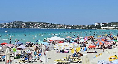 Çeşme'de 14 plaj ve 2 marinada Mavi Bayrak dalgalanacak