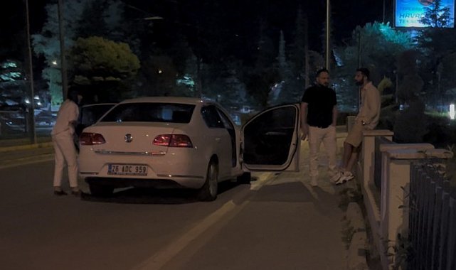 Çevirmeye yakalanarak ceza yiyen arkadaşının yanında alkol almaya devam etti