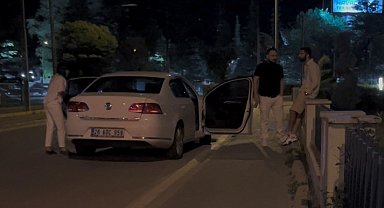 Çevirmeye yakalanarak ceza yiyen arkadaşının yanında alkol almaya devam etti