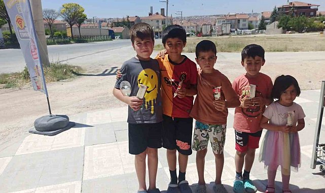 Çevre için ter döken çocuklara esnaftan dondurmalı teşekkür