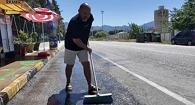 Çevreci bakkala Başkan Öküzcüoğlu'ndan plaket