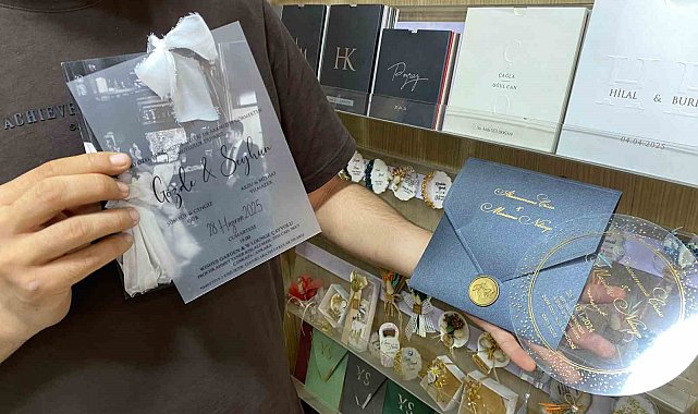 Çiftleri çizgi film karakteri gibi resmederek düğün davetiyesi oluşturuyor