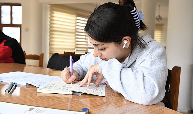 Çilesiz semt pazarı, modern kütüphane ile dönüşüyor