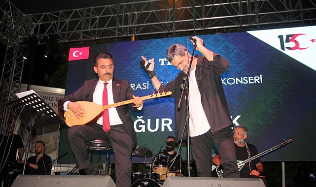 Çınarcık Kaymakamı Atak konserde saz çaldı