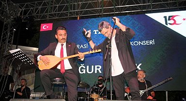 Çınarcık Kaymakamı Atak konserde saz çaldı