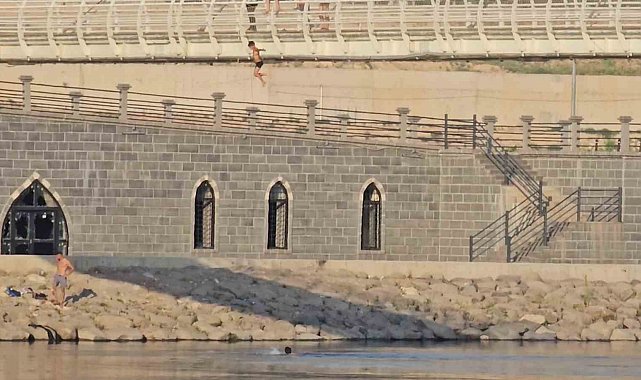 Çocuklar tehlikeye aldırış etmedi metrelerce yükseklikten suya atladı