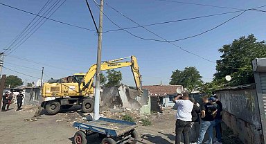 Çorlu'da metruk binalar yıkıldı
