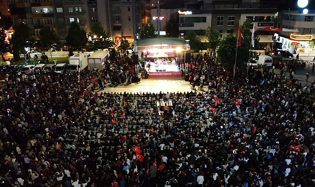 Çorum'da binlerce kişi 15 Temmuz şehitlerini andı: Ahmet Şafak türküleriyle duygulandırdı