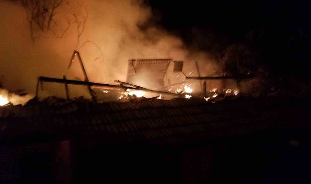 Çorum'da çıkan yangında 2 ev, 2 garaj ve 1 ahır kül oldu