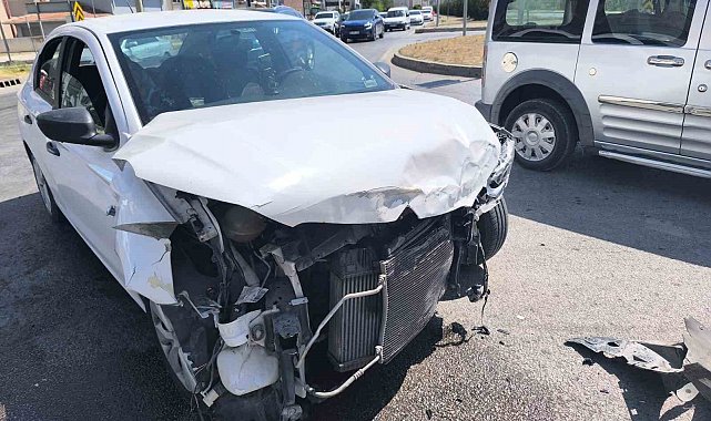 Çorum'da üç aracın karıştığı zincirleme kazada 1'i çocuk 8 kişi yaralandı