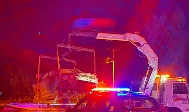 Çukura düşen otomobildeki 4 kişi yaralandı