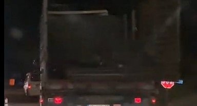 Damperinin arka kapağı açık şekilde seyreden kamyonun sürücüsüne ceza