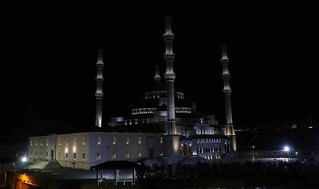 Darbe girişiminde birlik ve beraberliğin sembolü olan selayı Diyanet İşleri Başkanı Erbaş okudu