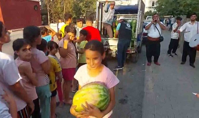 Davul zurna eşliğinde 7 ton karpuzu 10 dakikada dağıttı