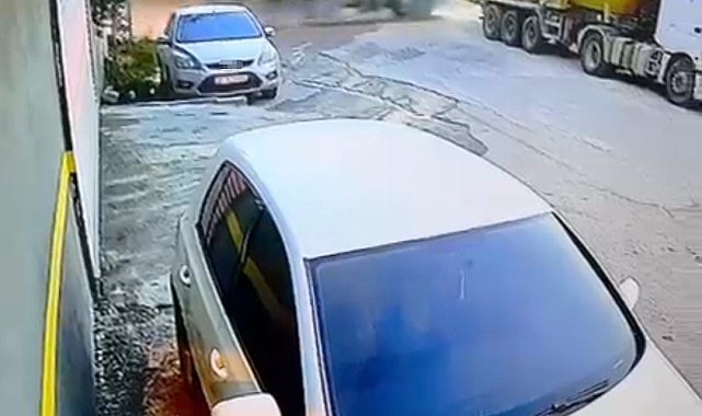 Demir yüklü kamyon 8 metrelik duvardan bahçeye uçtu