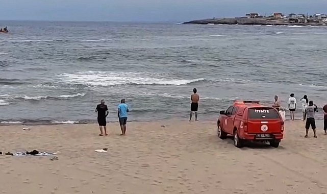 Denizde boğulma tehlikesi geçiren 2 kişi kurtarıldı, 1 kişi kayboldu