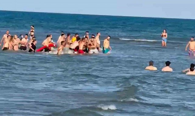 Denize giren aynı aileden 2'si çocuk 3 kişi boğulma tehlikesi geçirerek hastaneye kaldırıldı