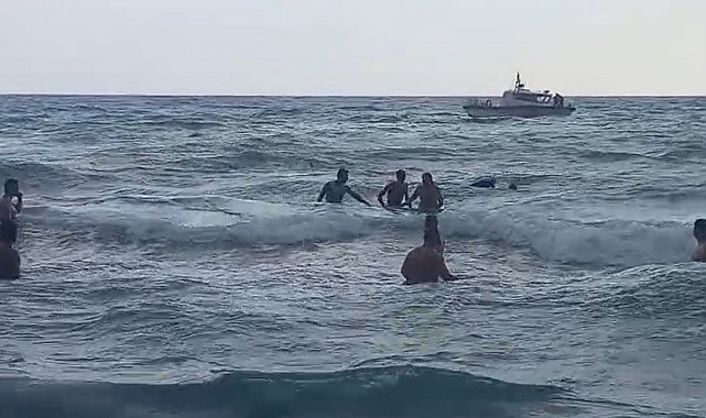 Denize giren yabancı uyruklu şahsın boğulma tehlikesi yaşadığı anlar kamerada