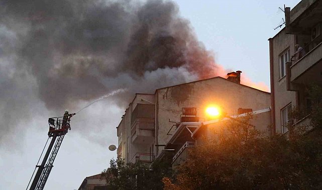 Denizli'de 7 katlı apartmanın çatısı alevlere teslim oldu