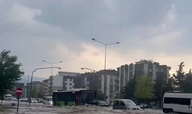 Denizli'de yollar göle döndü, sürücüler zor anlar yaşadı