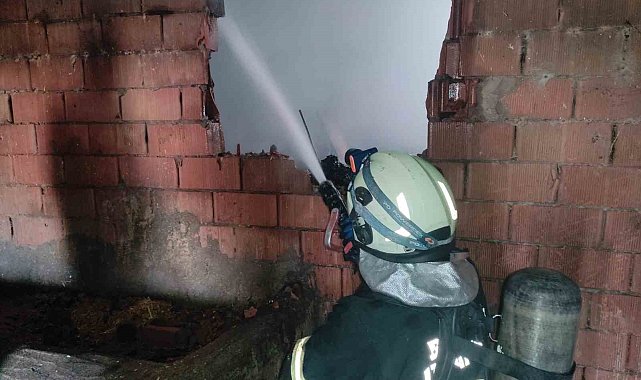 Depo yangını komşuların su taşıması ve itfaiyenin müdahalesiyle söndürüldü