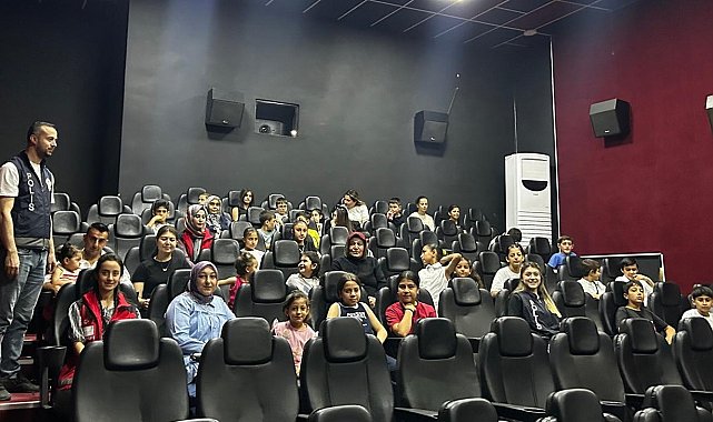 Depremzede ve emniyet personeli çocuklarına sinema etkinliği