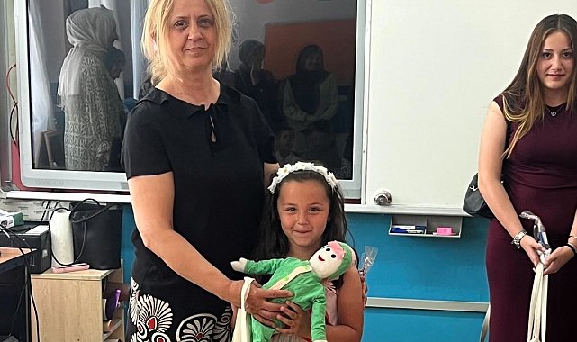 Derste ürettiklerini anaokulu öğrencilerine hediye ettiler