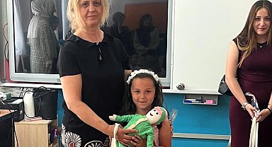 Derste ürettiklerini anaokulu öğrencilerine hediye ettiler